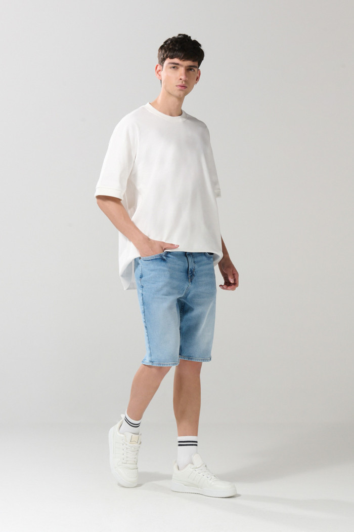 Bermuda slim tiro bajo azul clara en jean con bolsillos
