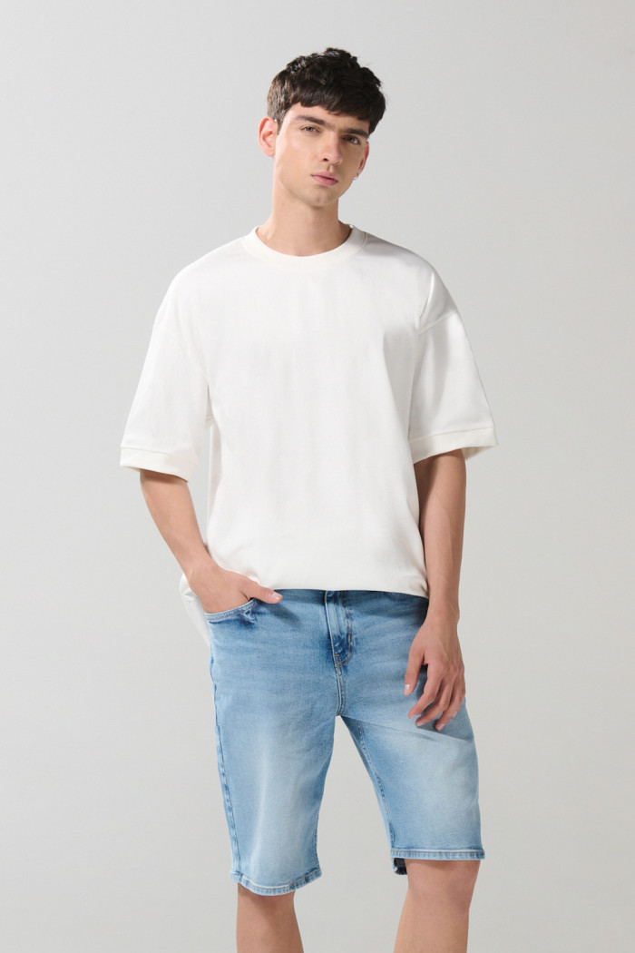 Bermuda slim tiro bajo azul clara en jean con bolsillos