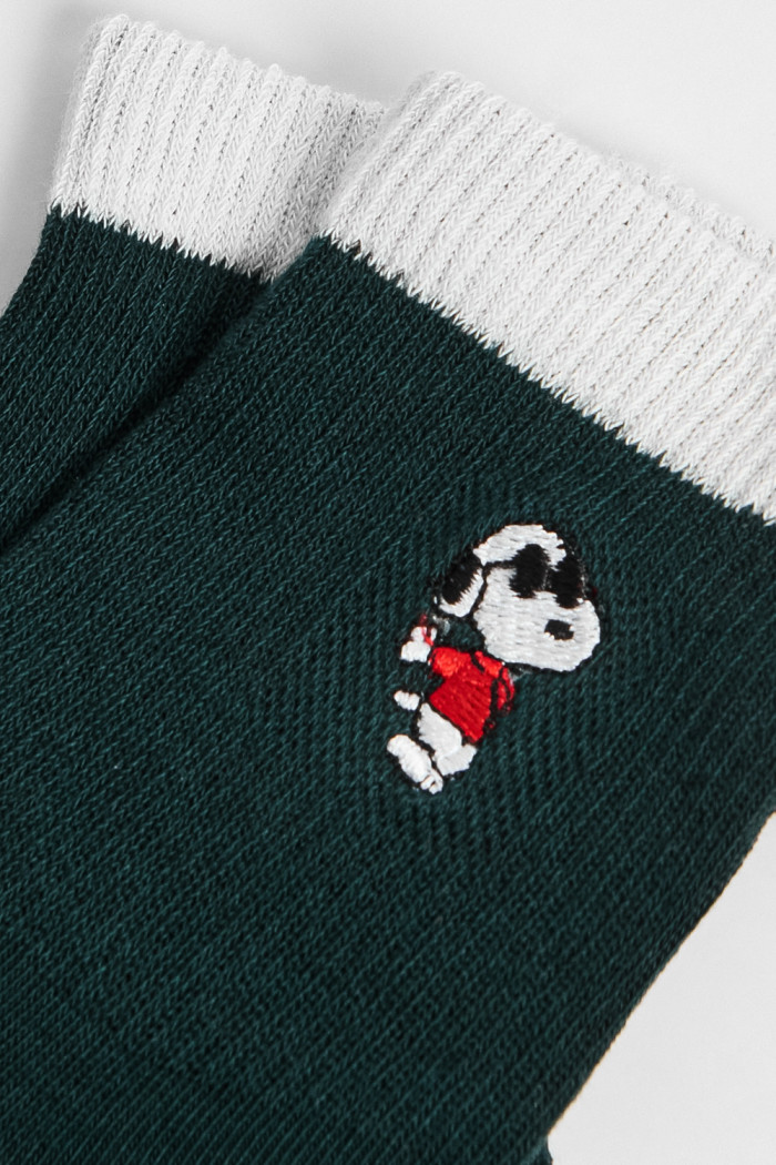 Medias cortas unicolores con diseño de Snoopy bordado