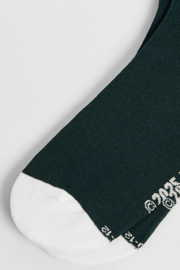 Medias cortas unicolores con diseño de Snoopy bordado