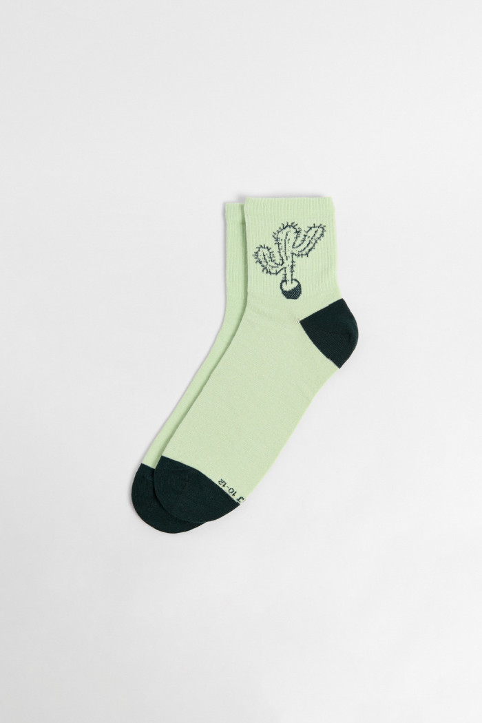 Medias verdes cortas con diseño de cactus y contrastes