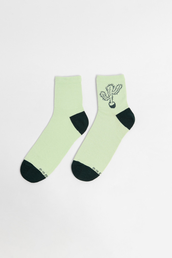 Medias verdes cortas con diseño de cactus y contrastes