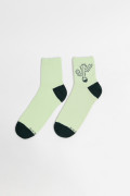 Medias verdes cortas con diseño de cactus y contrastes