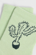 Medias verdes cortas con diseño de cactus y contrastes
