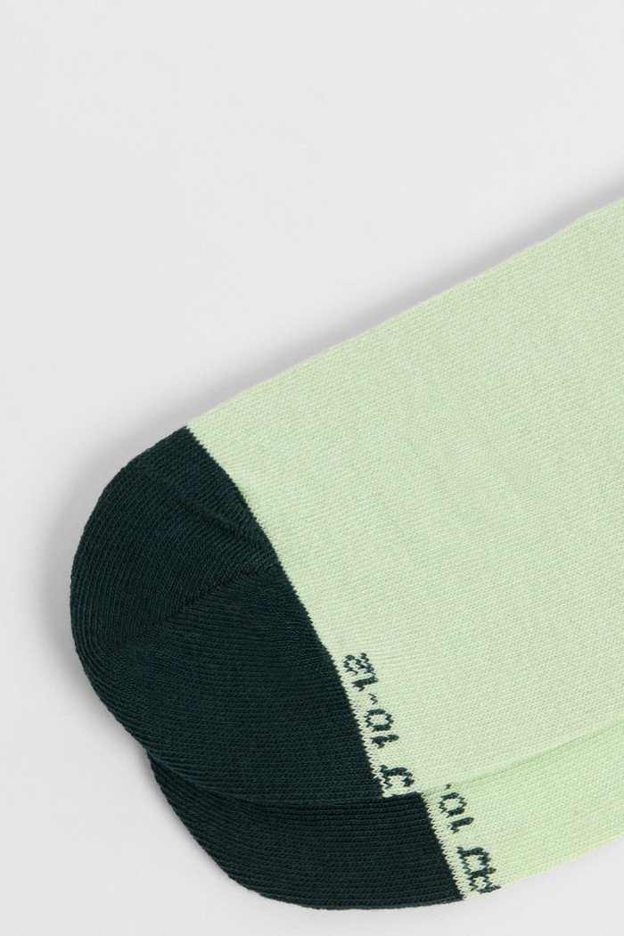 Medias verdes cortas con diseño de cactus y contrastes