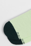 Medias verdes cortas con diseño de cactus y contrastes