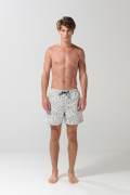 Bermuda tiro bajo playera crema con estampados negros