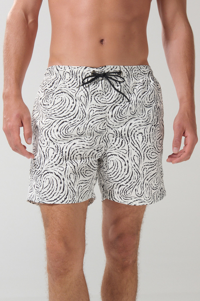Bermuda tiro bajo playera crema con estampados negros