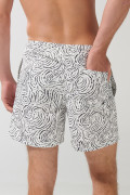 Bermuda tiro bajo playera crema con estampados negros