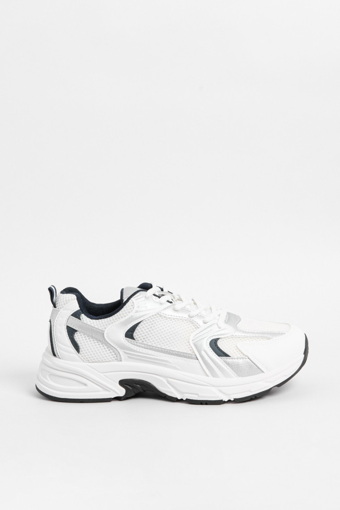 Tenis deportivos de plataforma blancos con contrastes