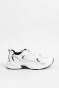 Tenis deportivos de plataforma blancos con contrastes