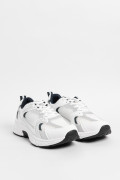 Tenis deportivos de plataforma blancos con contrastes