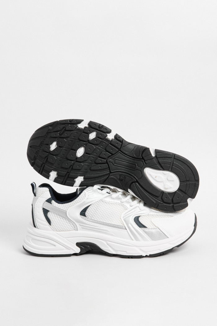 Tenis deportivos de plataforma blancos con contrastes