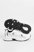 Tenis deportivos de plataforma blancos con contrastes