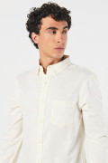 Camisa unicolor con cuello button down y bolsillo en frente