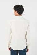 Camisa unicolor con cuello button down y bolsillo en frente