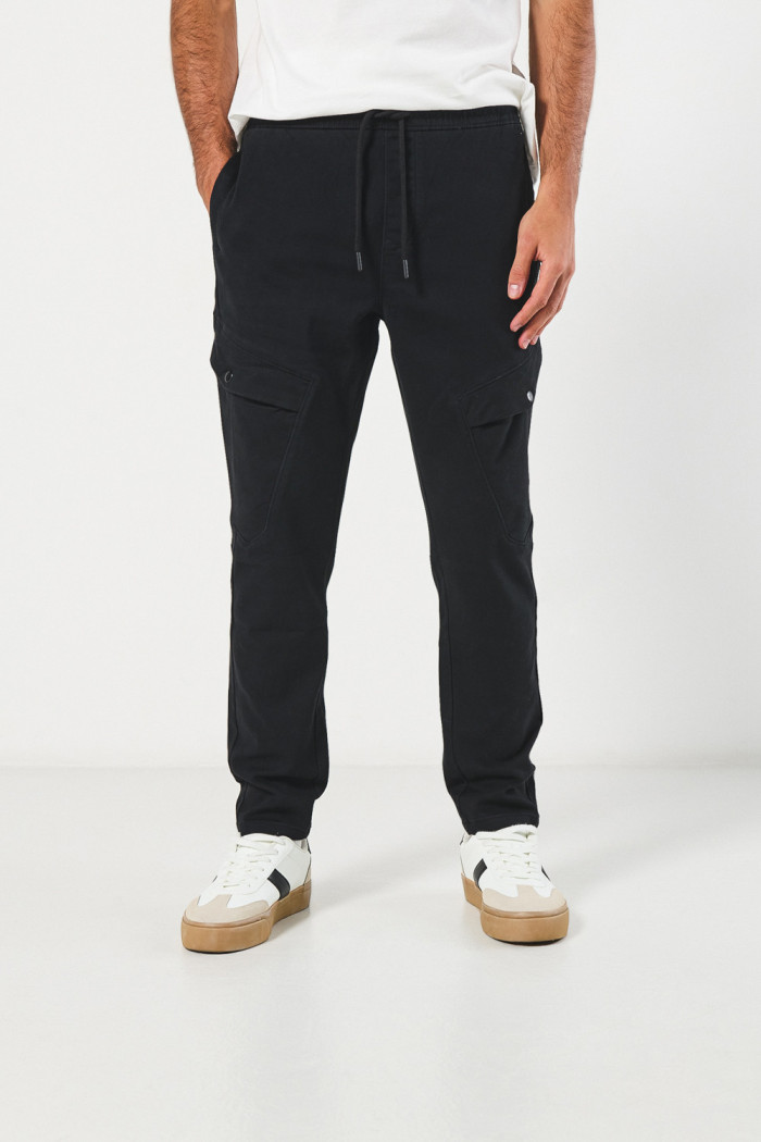 Pantalón cargo unicolor en dril con tiro bajo y bota recta