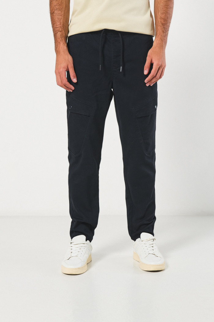 Pantalón cargo unicolor en dril con tiro bajo y bota recta