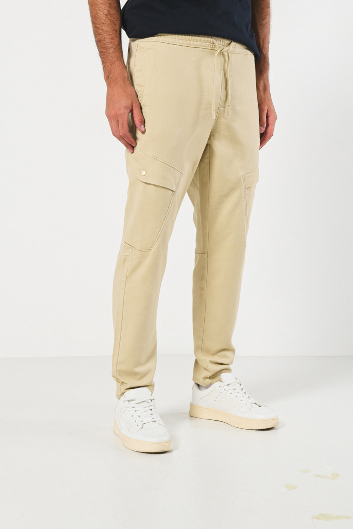 Pantalón cargo unicolor en dril con tiro bajo y bota recta