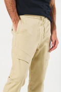 Pantalón cargo unicolor en dril con tiro bajo y bota recta