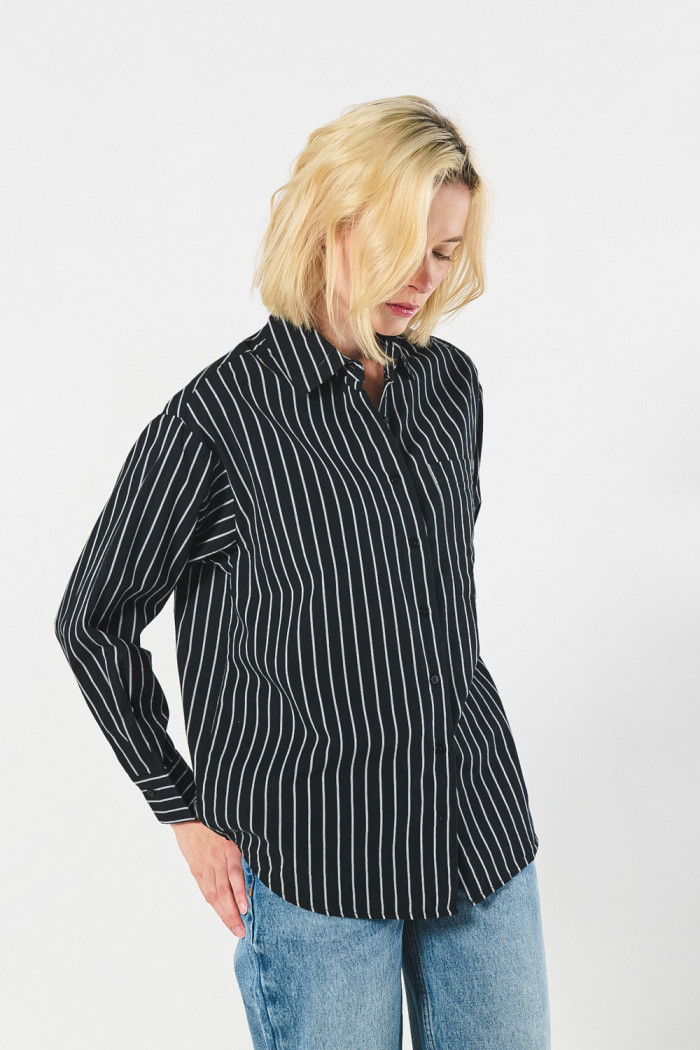 Blusa unicolor manga larga a rayas con bolsillo