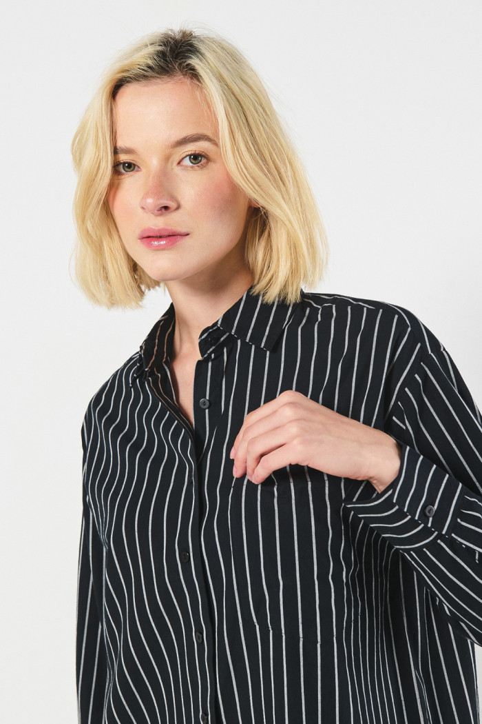 Blusa unicolor manga larga a rayas con bolsillo