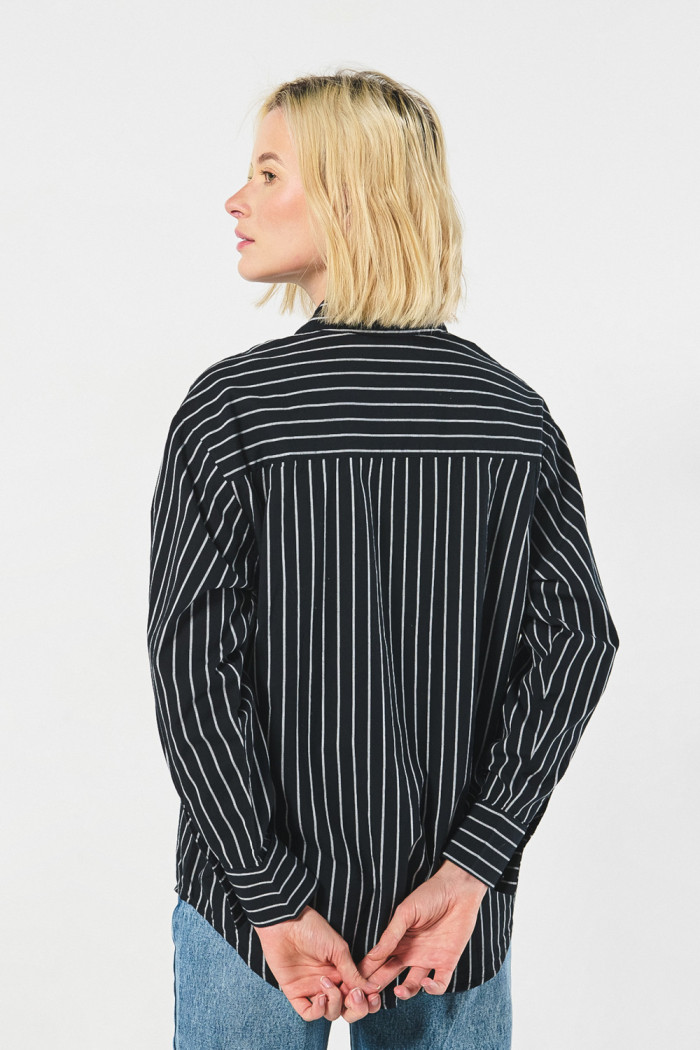 Blusa unicolor manga larga a rayas con bolsillo