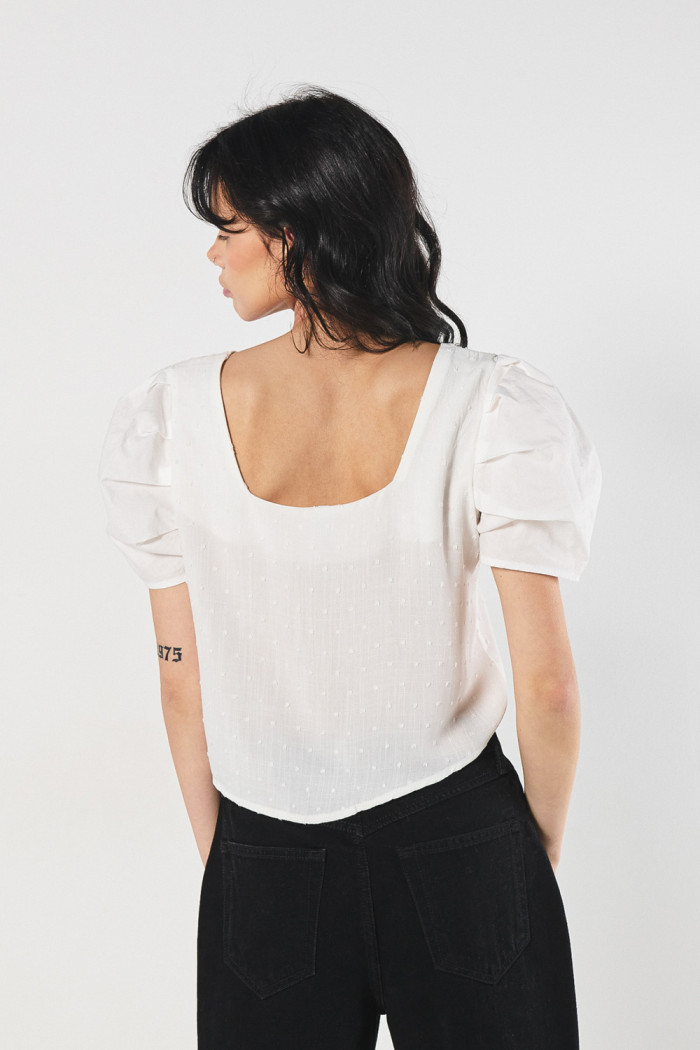 Blusa unicolor manga corta tipo globo con escotes cuadrados