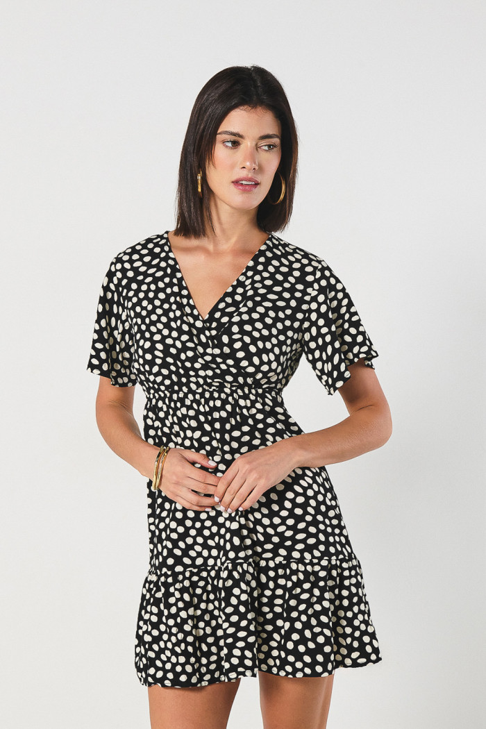 Vestido unicolor corto con escote V y diseños