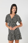 Vestido unicolor corto con escote V y diseños
