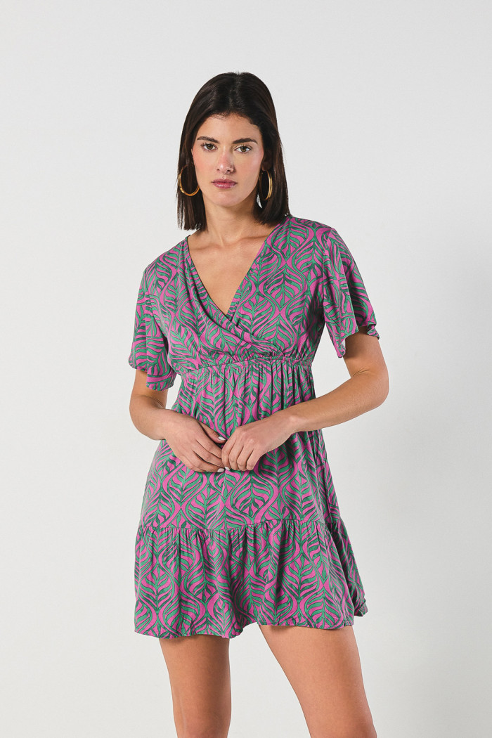 Vestido unicolor corto con escote V y diseños