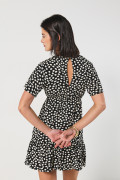 Vestido unicolor corto con escote V y diseños