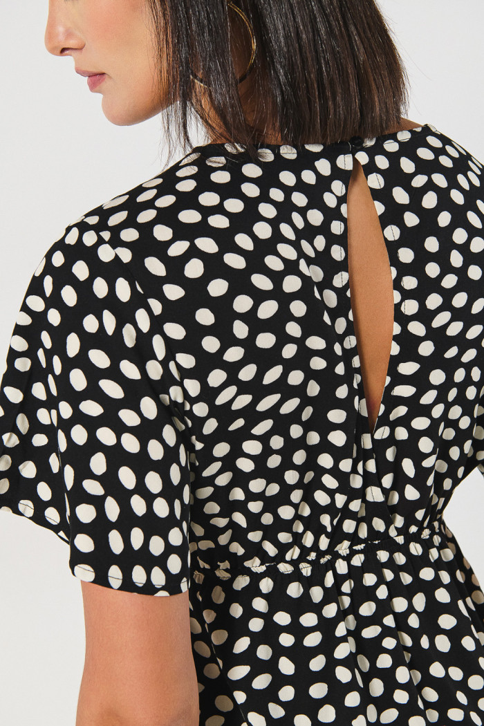 Vestido unicolor corto con escote V y diseños