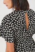 Vestido unicolor corto con escote V y diseños