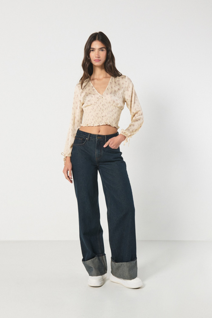 Blusa crop top crema estampada con manga larga y escote V