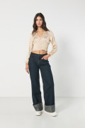 Blusa crop top crema estampada con manga larga y escote V