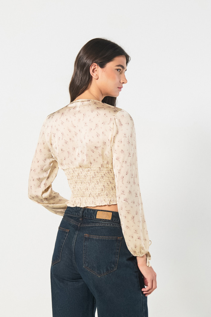 Blusa crop top crema estampada con manga larga y escote V