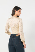 Blusa crop top crema estampada con manga larga y escote V