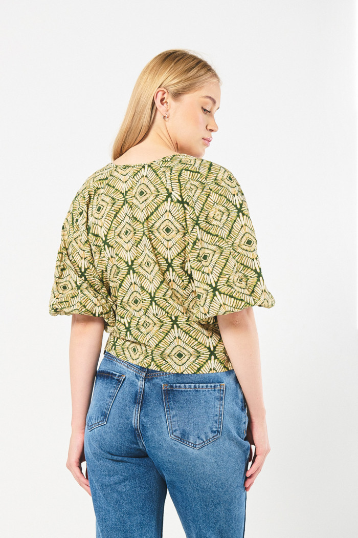 Blusa unicolor con escote V y diseños estampados