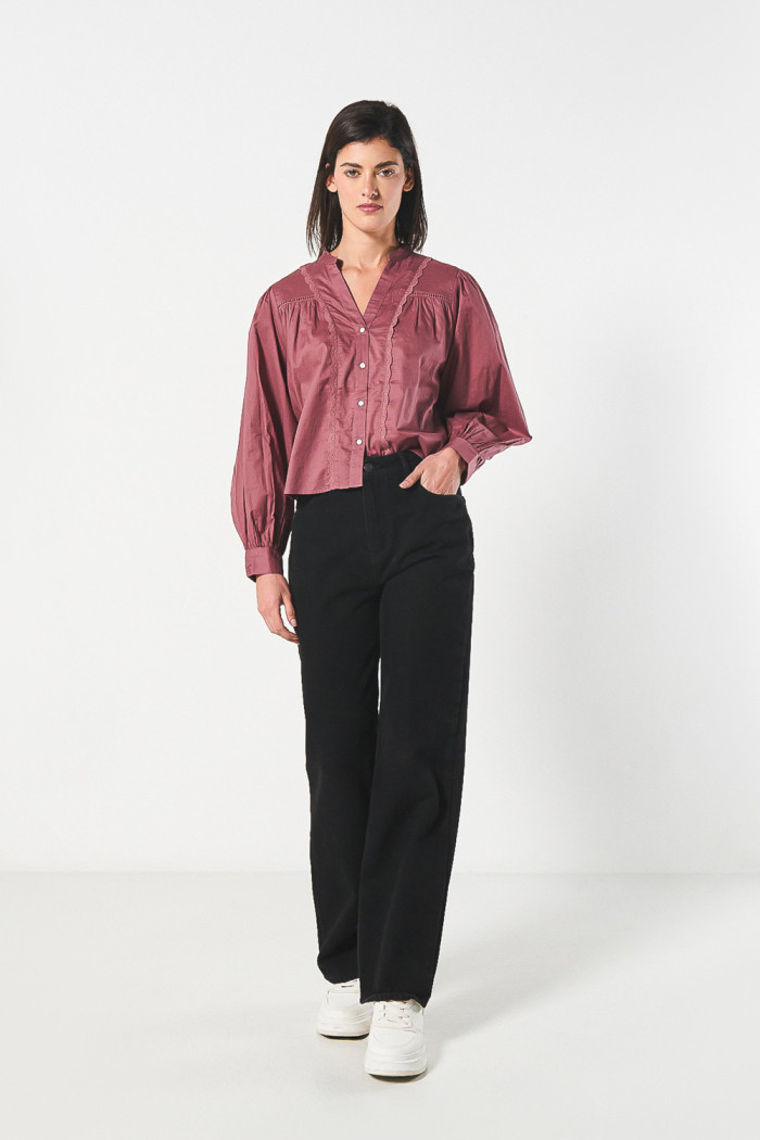 Blusa cuello nerú unicolor con detalles de encaje