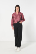 Blusa cuello nerú unicolor con detalles de encaje