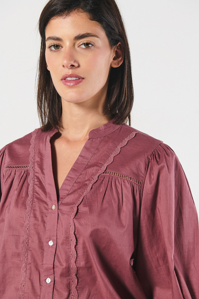 Blusa cuello nerú unicolor con detalles de encaje