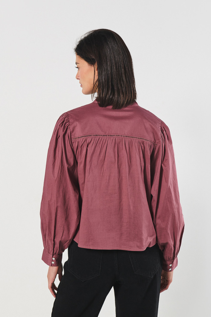 Blusa cuello nerú unicolor con detalles de encaje