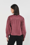 Blusa cuello nerú unicolor con detalles de encaje