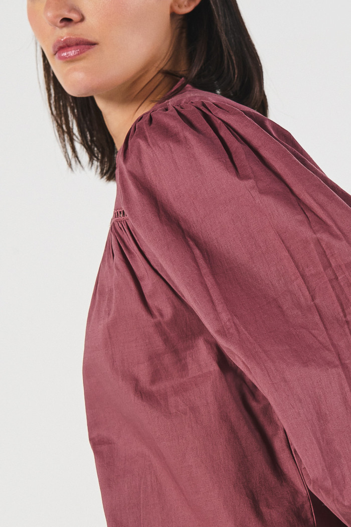 Blusa cuello nerú unicolor con detalles de encaje