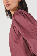 Blusa cuello nerú unicolor con detalles de encaje