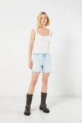 Blusa unicolor crop con manga sisa y cordón