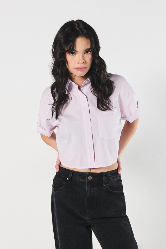 Blusa crop unicolor con manga corta y bolsillo