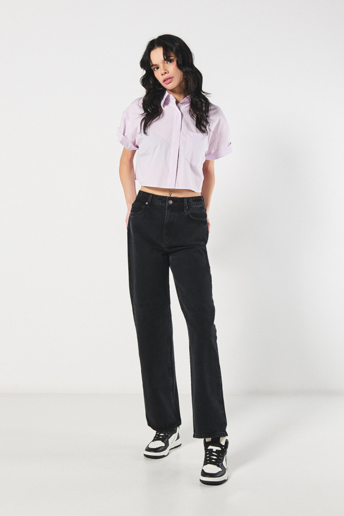 Blusa crop unicolor con manga corta y bolsillo