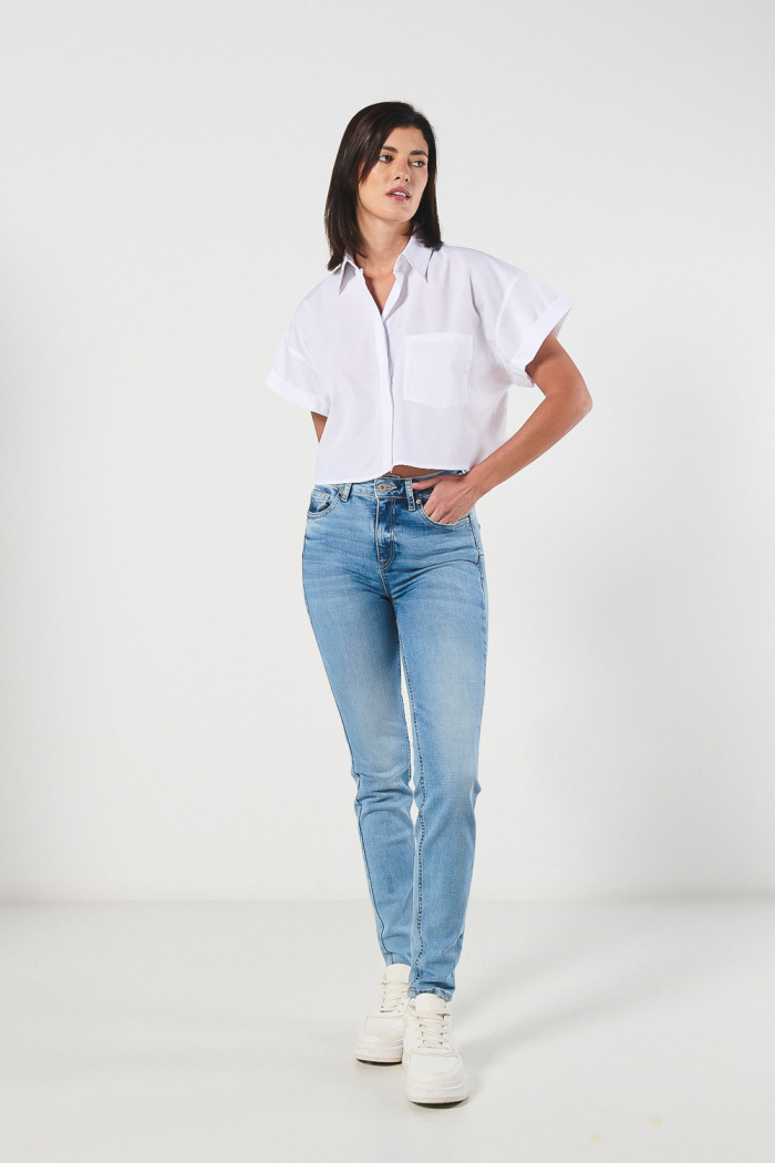 Blusa crop unicolor con manga corta y bolsillo